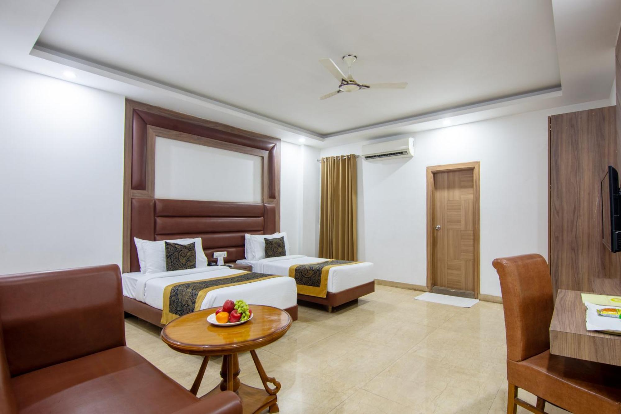 Hotel Lohmod At National Highway 8 - Free Airport Transffer Nueva Delhi Exterior foto